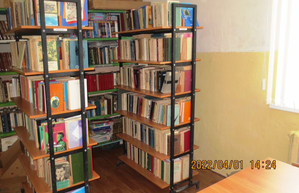 Стеллажи с книгами Стеллажи с книгами
