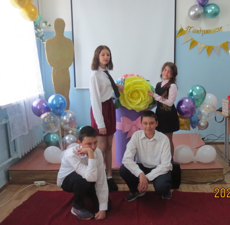 Приходится ждать,  пока девочки позируют.