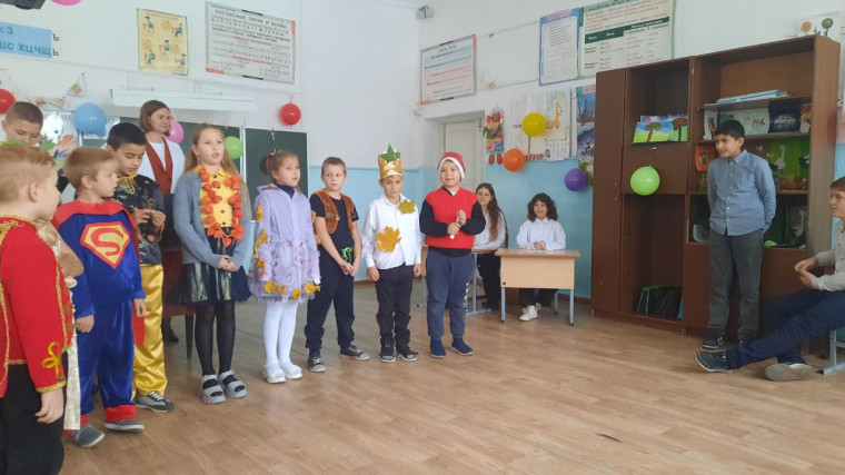 Осенний бал в начальной школе.